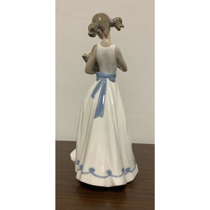 NAO by Lladro Spring Petals Figurine 2000 Porcelain Spain 11.5"