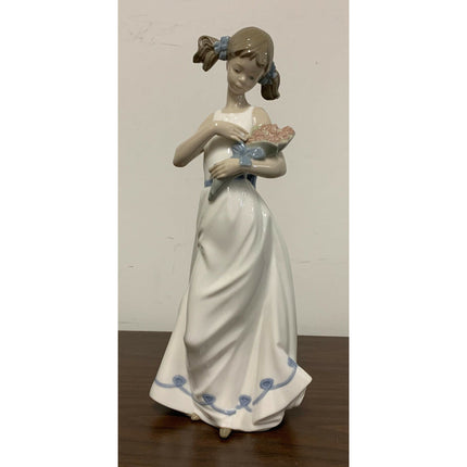 NAO by Lladro Spring Petals Figurine 2000 Porcelain Spain 11.5"
